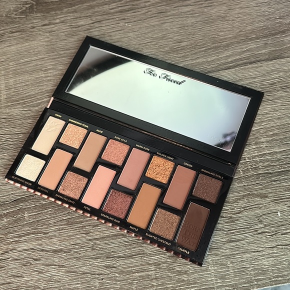 2 Faced born this way palette - Picture 2 of 3